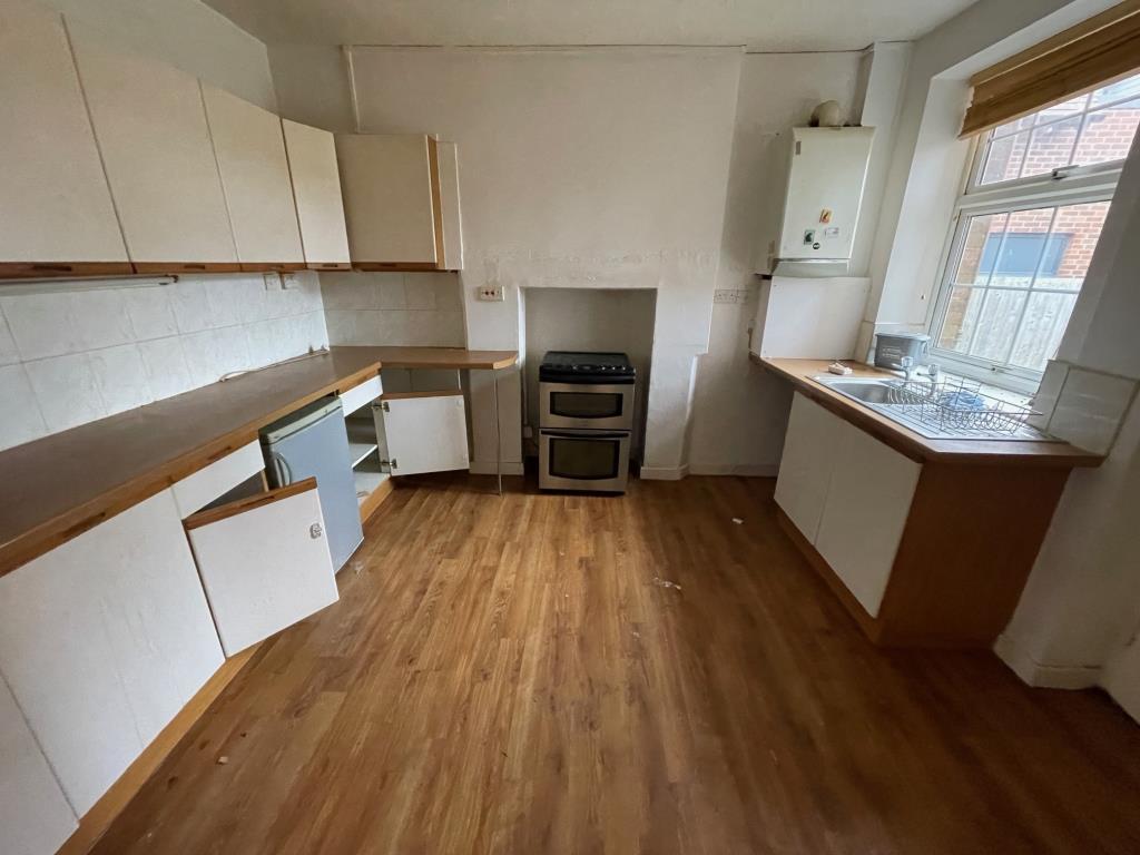 Lot: 64 - ATTRACTIVE THREE-BEDROOM HOUSE FOR IMPROVEMENT - kitchen